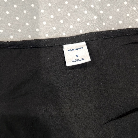 🖤 Old Navy Black V-Neck with Slight Puffed Sleeve Blouse in Size Small - Picture 2 of 6